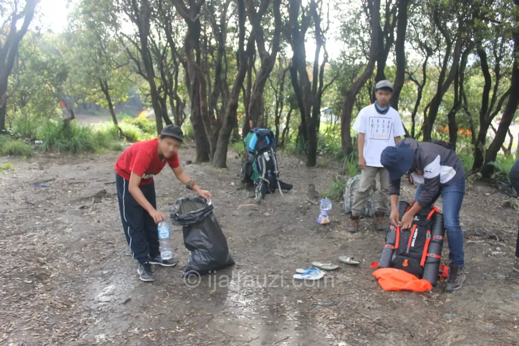 Fun Hiking to Papandayan